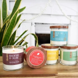 Sojowa świeca zapachowa olejki eteryczne Candle-lite Essential Elements 454 g - Wild & Free