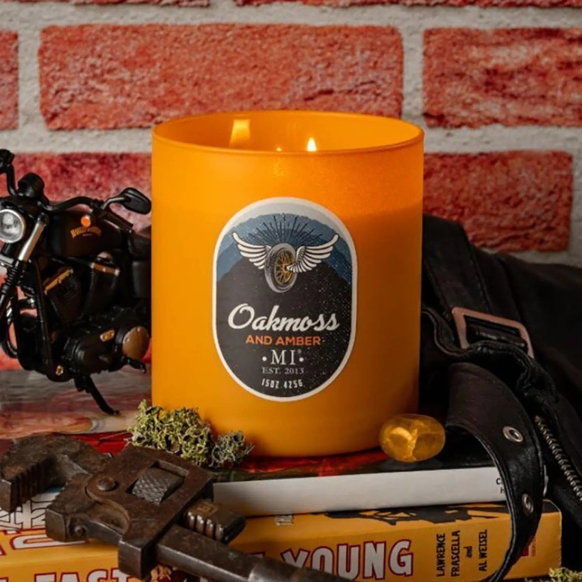 Soy scented candle for men Oakmoss Amber Colonial Candle